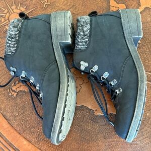 Rocket Dog Lace Up Knit Collar Black Ankle Boots. Size 11